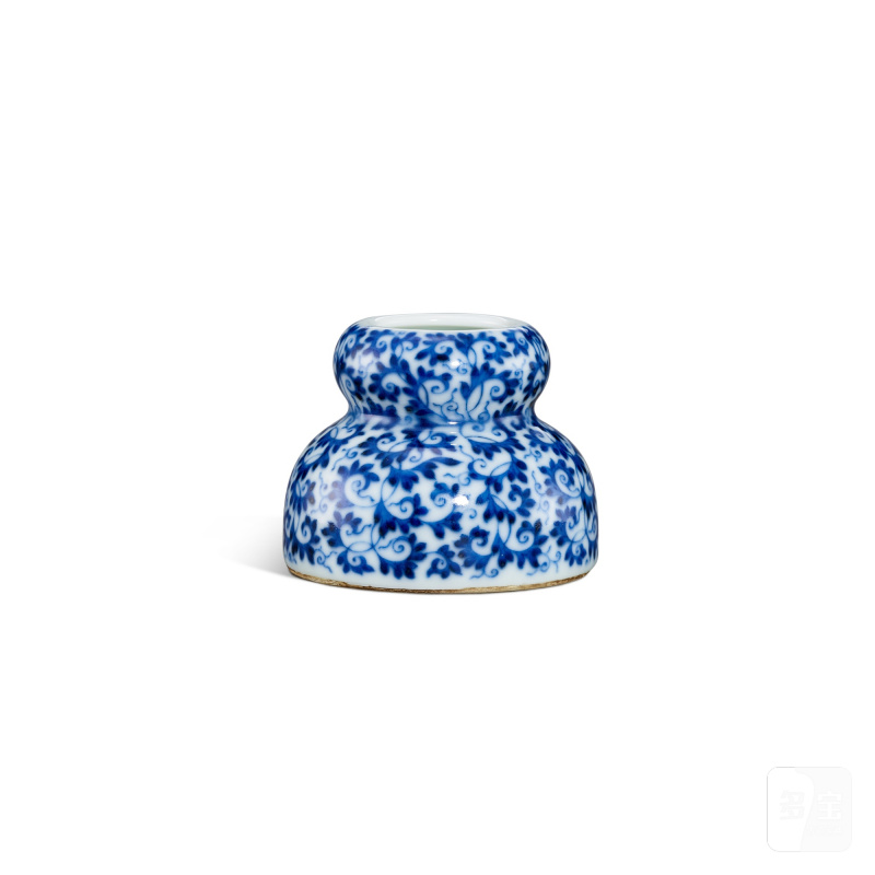 A blue and white 'floral' waterpot, Qing dynasty, Kangxi period | 清康熙 青花花卉紋葫蘆形水盂 《大明成化年製》仿款 - 图1